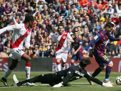 Messi dribla Cristian Álvarez en el seu tercer gol d'ahir.