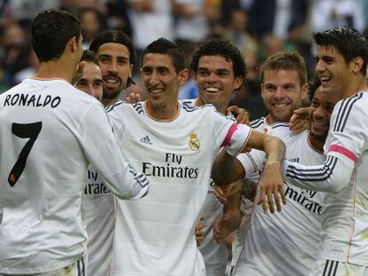 Los jugadores del Madrid celebran el gol de Di Mar&iacute;a.