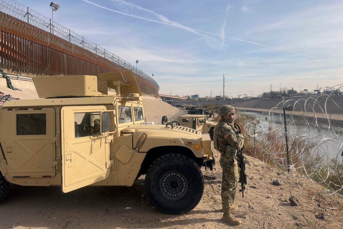 Tropas estadounidenses vigilan la frontera con México en El Paso, Texas, el pasado 31 de diciembre.