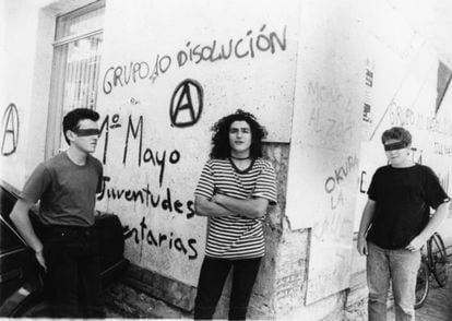 Tres miembros del movimiento juvenil que protestó contra las acciones del Grupo 10, a finales de los ochenta en Sevilla