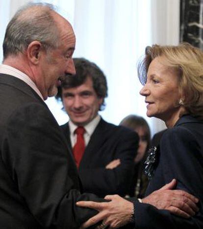 Los exministros Rodrigo Rato (PP) y Elena Salgado (PSOE), en 2010.