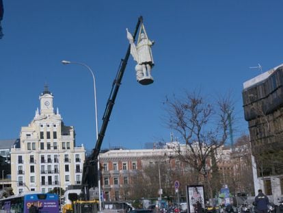 Acción del artista colombiano Iván Argote que simula que la estatua de Cristóbal Colón es retirada de la plaza de mismo nombre en Madrid.