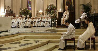 Rouco preside una misa en la catedral de La Almudena.
