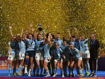 Las jugadoras de la selección española femenina sub-17 celebran el título conseguido en el Mundial sub-17 este domingo tras derrotar en la final a Colombia.