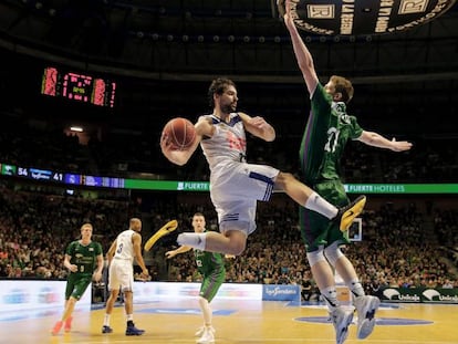 Llull busca el pase ante Waczynski