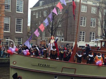 Momento de la llegada de Sinterklaas a Ámsterdam, el pasado domingo, en el barco "España".