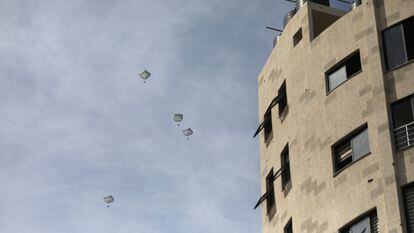 Paquetes de ayuda humanitaria lanzados sobre Gaza por el ejército jordano, este viernes.