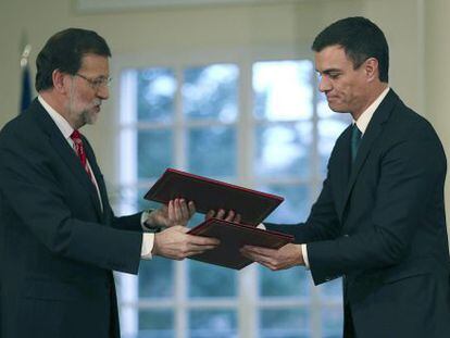 Acte de signatura de l&#039;acord entre el PP i el PSOE.