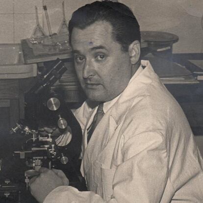 El patólogo José Luis Arteta posa en un laboratorio en una foto sin fechar, posterior a 1950.