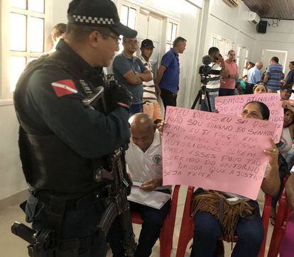 La Policía Militar de Pará inspecciona los carteles de los afectados por Belo Monte en un evento del Senado en el Centro de Convenciones de Altamira, el 25 de noviembre.