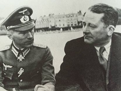 Ernst J&uuml;nger, a la izquierda, de uniforme, junto a Carl Schmitt, en Rambouillet en 1941