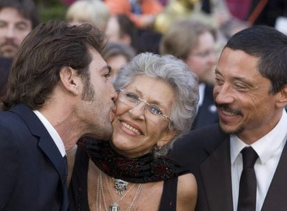 Javier Bardem besa a su madre Pilar, en presencia de su hermano Carlos, en la alfombra roja al llegar a la gala de los Oscar.