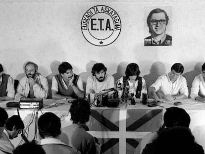 Los principales dirigentes de ETA-pm comparecieron a cara descubierta el 30 de septiembre de 1982 en Biarritz (Francia) para anunciar su disolución como organización armada.