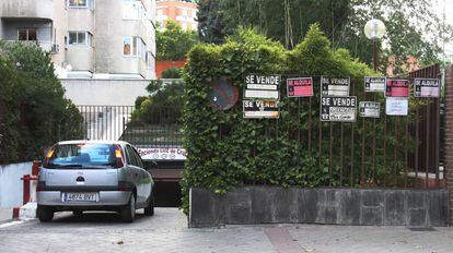 Carteles de venta y alquiler de plazas de aparcamiento.