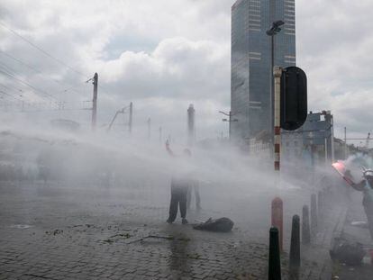 La polic&iacute;a belga dispara ca&ntilde;ones de agua este martes contra una manifestaci&oacute;n en Bruselas.