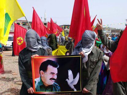 Kurdos enmascarados sujetan un retrato del l&iacute;der del PKK, Abdal&aacute; Ocal&aacute;n, el 4 de abril, en Urfa, en el sur de Turqu&iacute;a.