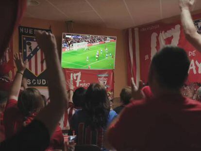 Aficionados del Atlético de Madrid de la Peña 17 de mayo apoyando al Liverpool.