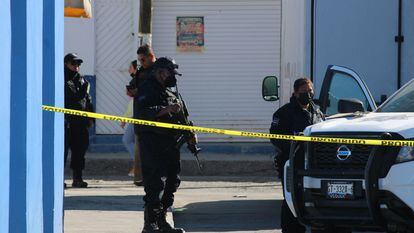 Policías trabajan en la comisaría de Villagrán, luego de que fuera atacada por las bandas locales.