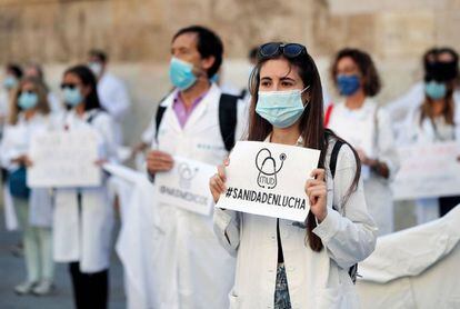 Un centenar de médicos se ha concentrado a las puertas de la Generalitat de Valencia para protestar por la mala gestión en sanidad y rendir un homenaje a los compañeros fallecidos a causa de la pandemia.