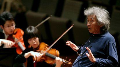 El director de orquesta Siji Ozawa conduce la orquesta Seiji Ozawa Ongaku-juku durante un ensayo en el Teatro Nacional de Beijing.