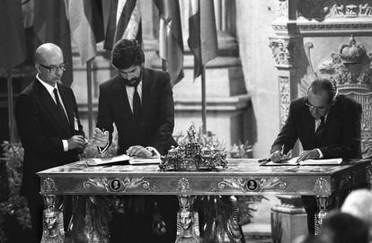 Manuel Marín y el ministro de Asuntos Exteriores, Fernando Morán, firmando el tratado de Adhesión de España a la Comunidad Europea, en 1985.