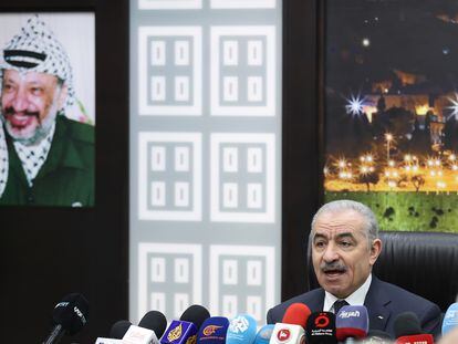 El primer ministro palestino, Mohamed Shtaye, hace pública la dimisión de su Gobierno en una rueda de prensa celebrada este lunes en la ciudad cisjordana de Ramala.