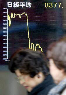 Tablero que refleja la fuerte caída ayer de la Bolsa de Tokio.