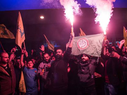 Seguidores de los partidos chiíes de Amal y Hezbolá este lunes en Dahie, arrabales sur de Beirut
