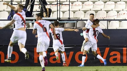 Los jugadores del Rayo Vallecano festejan uno de los goles del equipo en la victoria por 3 a 0 en el partido de ida de las semifinales de los 'playoffs' ante el CD Leganés.