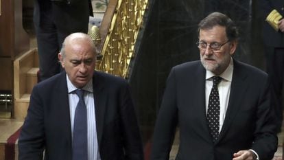 El exministro Jorge Fernández Díaz y el expresidente Mariano Rajoy, en el Congreso en 2016.