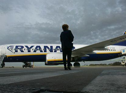 Para que Ryanair ofrezca vuelos casi a cero euros, puede ahorrar en reposacabezas, no en seguridad.