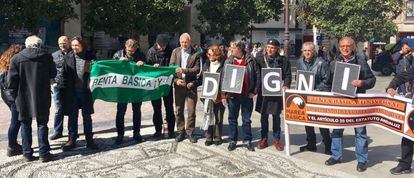 Parte del grupo de apoyo a Paco Vega, hoy en Granada. 