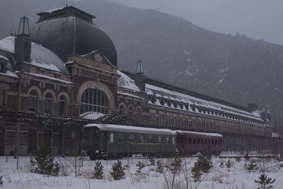 Estación de Canfranc, en Huesca, el laboratorio subterráneo está a 850 metros de profundidad, bajo el monte Tobazo.