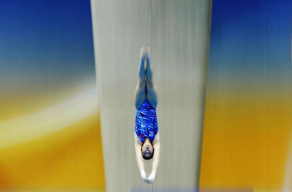 La china Chen Ruolin salta al agua en la semifinal de trampolín de 10 metros femenina en la Copa del Mundo de saltos, que se celebra en Londres.