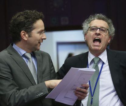 El presidente del Eurogrupo, Jeroen Dijsselbloem, izquierda, y el primer ministro de Luxemburgo, Pierre Granegna, conversan al inicio de la reuni&oacute;n del Eurogrupo.