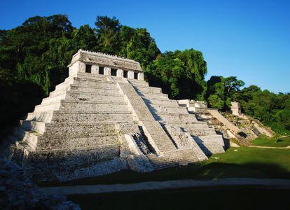 Las ruinas del Parque Nacional de Palenque son un espacio natural y arqueológico maya cerca del río Usumacinta. Desde ahí, si tienes más tiempo, puedes hacer un recorrido por la selva Lacandona, o si ya tienes que regresar, puedes tomar un avión desde Villahermosa (Tabasco), a unas dos horas en coche.