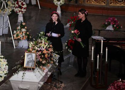 Maud Angelica Behn, en el funeral junto a su madre.