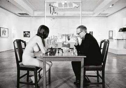 Marcel Duchamp jugando a la ajedrez con Eve Babitz, 1963