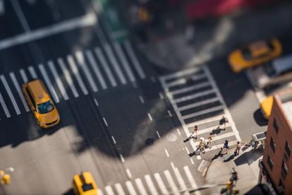 Un cruce de calles en Nueva York, con los taxis amarillos que se han convertido en iconos de la ciudad.