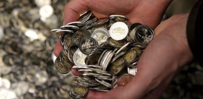 En la imagen, monedas de dos euros recién acuñadas en el Staatliche Muenze en Berlín (Alemania). EFE/Archivo