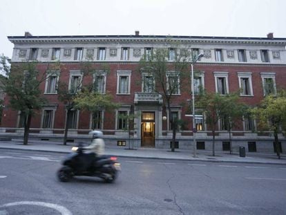 Fachada del edificio de la Real Academia Española.
