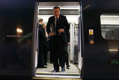 El primer ministro británico, David Cameron, se dirige a una reunión en la zona olímpica de Londres.