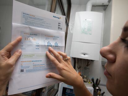 Una consumidora revisa su factura del gas en su domicilio.
