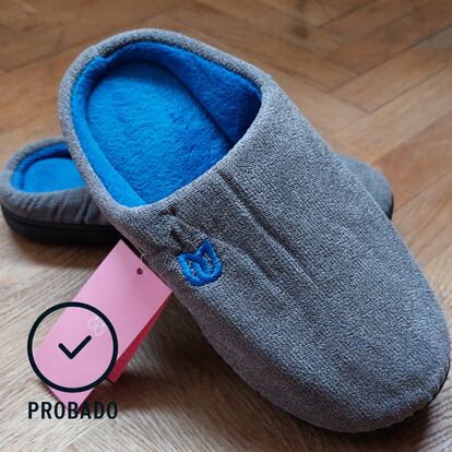 Detalle de dos zapatillas para estar por casa. EL PAÍS ESCAPARATE.