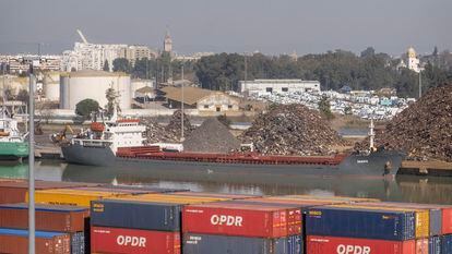 El buque 'Dakota', atracado en el Puerto de Sevilla cargado de residuos peligrosos de Montenegro, el pasado febrero.
