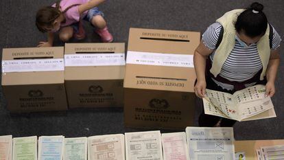 Una mujer vota en un colegio electoral en Bogotá.