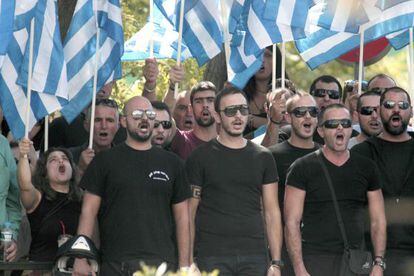 Manifestantes a favor de Aurora Dorada en Atenas.