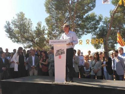 En foto, el presidente de la Generalitat, Quim Torra, en un acto de JxCat ante la cárcel de Lledoners, en Sant Joan de Vilatorrada. En vídeo, reacciones de Torra y Puigdemont ante los arrestos de siete miembros de los CDR.