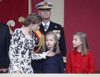 La reina Letizia, conversa sus hijas la Princesa de Asturias y la infanta Sofía, al inicio del desfile militar que han presidido los Reyes.