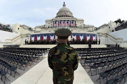 Soldados estadounidenses ensayan en el podium antes de la llegada del presidente electo, Donald Trump, en Washington DC.